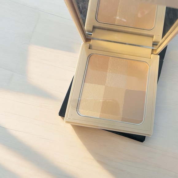 Bobbi Brown Nude Finish Illuminating Powder - Picture 1 of 3